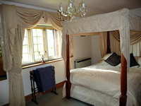 4 poster bed at The Vine